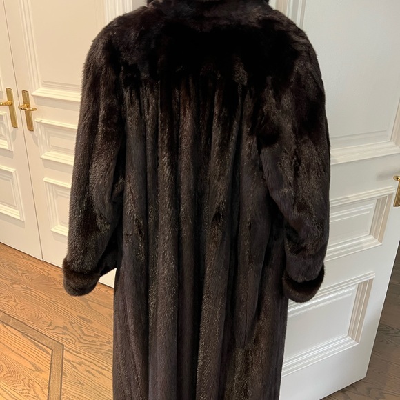Elegant Mink Coat - Picture 2 of 2
